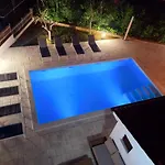 Moonvidal With Big Private Swimming Pool And Free Parking Apartment Pula