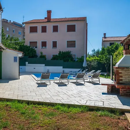 Moonvidal With Big Private Swimming Pool And Free Parking Pola