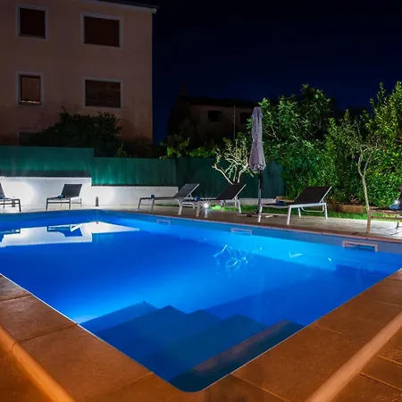 Appartamento Moonvidal With Big Private Swimming Pool And Free Parking Pola